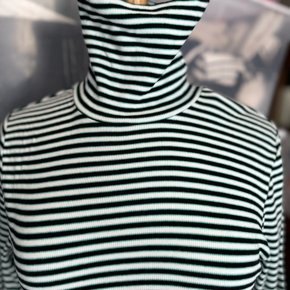 Levi’s Turtleneck - Picture 2 of 7